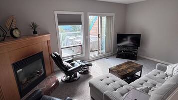 Smart TV, chimenea y futbolito