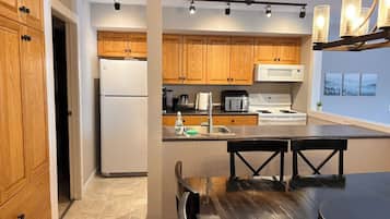 Microondas, horno, parrilla de estufa y lavavajillas