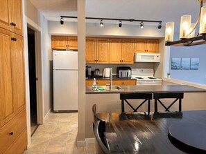 Microwave, oven, stovetop, dishwasher - Mountain Paradise!  Ski-in/ski-out, X-country skiing, hiking, mountain biking. (Kimberley)