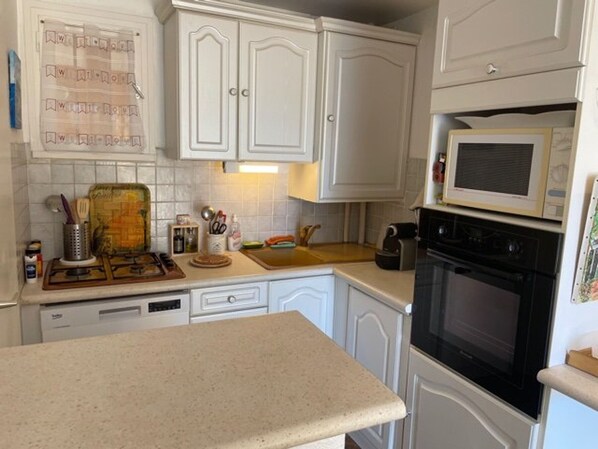 Mikrowelle, Ofen, Herdplatte, Geschirrspüler