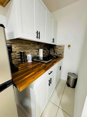 Kühlschrank, Mikrowelle, Herdplatte, Wasserkocher mit Kaffee-/Teezubehör