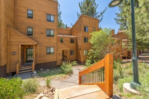 Exterior - Stylish 2BR Gold Bend Condo in Northstar- Black Bear Retreat (Truckee)