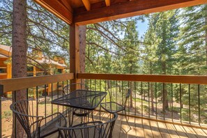 Outdoor dining - Stylish 2BR Gold Bend Condo in Northstar- Black Bear Retreat (Truckee)