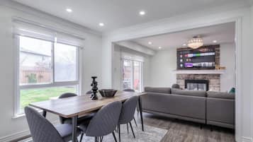 House, Garden View | In-room dining