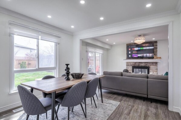 House, Garden View | In-room dining