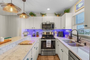 Fridge, microwave, oven, stovetop - Beautiful 3/3 Island Retreat with Heated Pool, Dock & Private Boat Ramp. (Bokeelia)