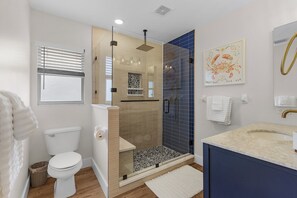 Douche, sèche-cheveux, serviettes fournies, papier toilette