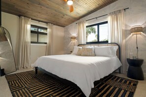 3 bedrooms, travel cot, free WiFi, bed sheets - Waterfront Manatee Home Pool, Dock, Optional Boat (Indian Rocks Beach)