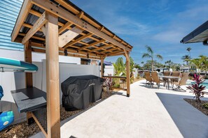 Outdoor dining - Waterfront Manatee Home Pool, Dock, Optional Boat (Indian Rocks Beach)