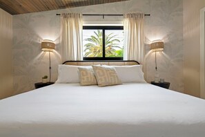 3 bedrooms, travel cot, free WiFi, bed sheets - Waterfront Manatee Home Pool, Dock, Optional Boat (Indian Rocks Beach)