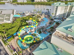 Ein Resort mit Wasserpark, Schwimmbecken und einem Yachthafen.
