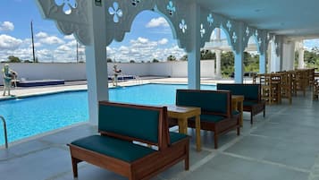 2 outdoor pools, pool loungers