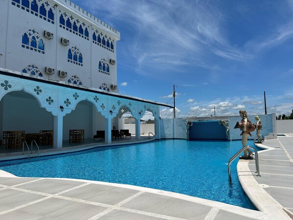 2 outdoor pools, pool loungers