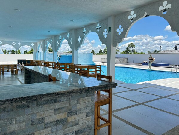 2 piscines extérieures, chaises longues