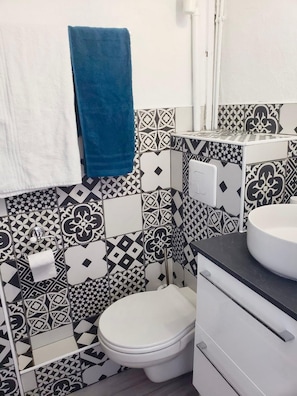 Douche, sèche-cheveux, bidet, serviettes fournies