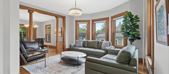 Walk to Town at Updated Charmer
