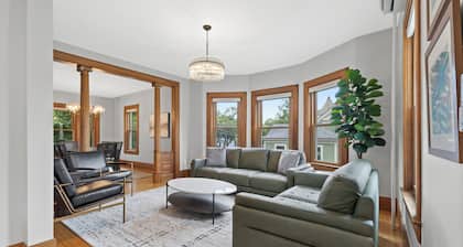 Walk to Town at Updated Charmer