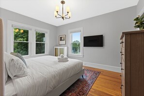 4 bedrooms, desk, iron/ironing board, free WiFi