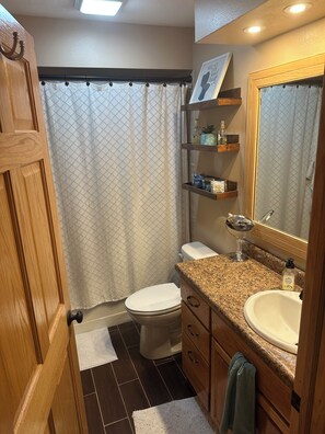 Secador de pelo, toallas, jabón, papel higiénico