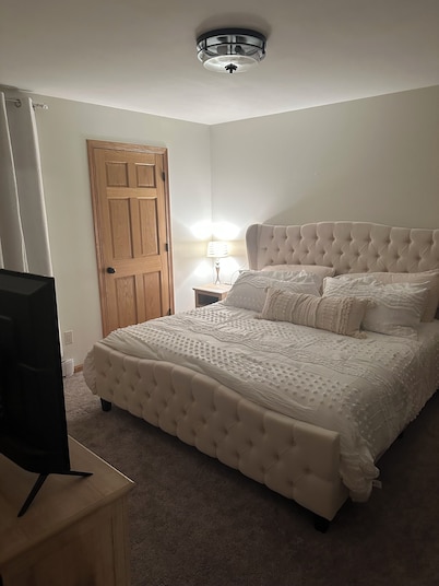 Walking distance to EAA. Charming 2-bedroom condo in delightful Oshkosh!