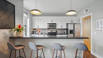 Geladeira, micro-ondas, fogão, cooktop