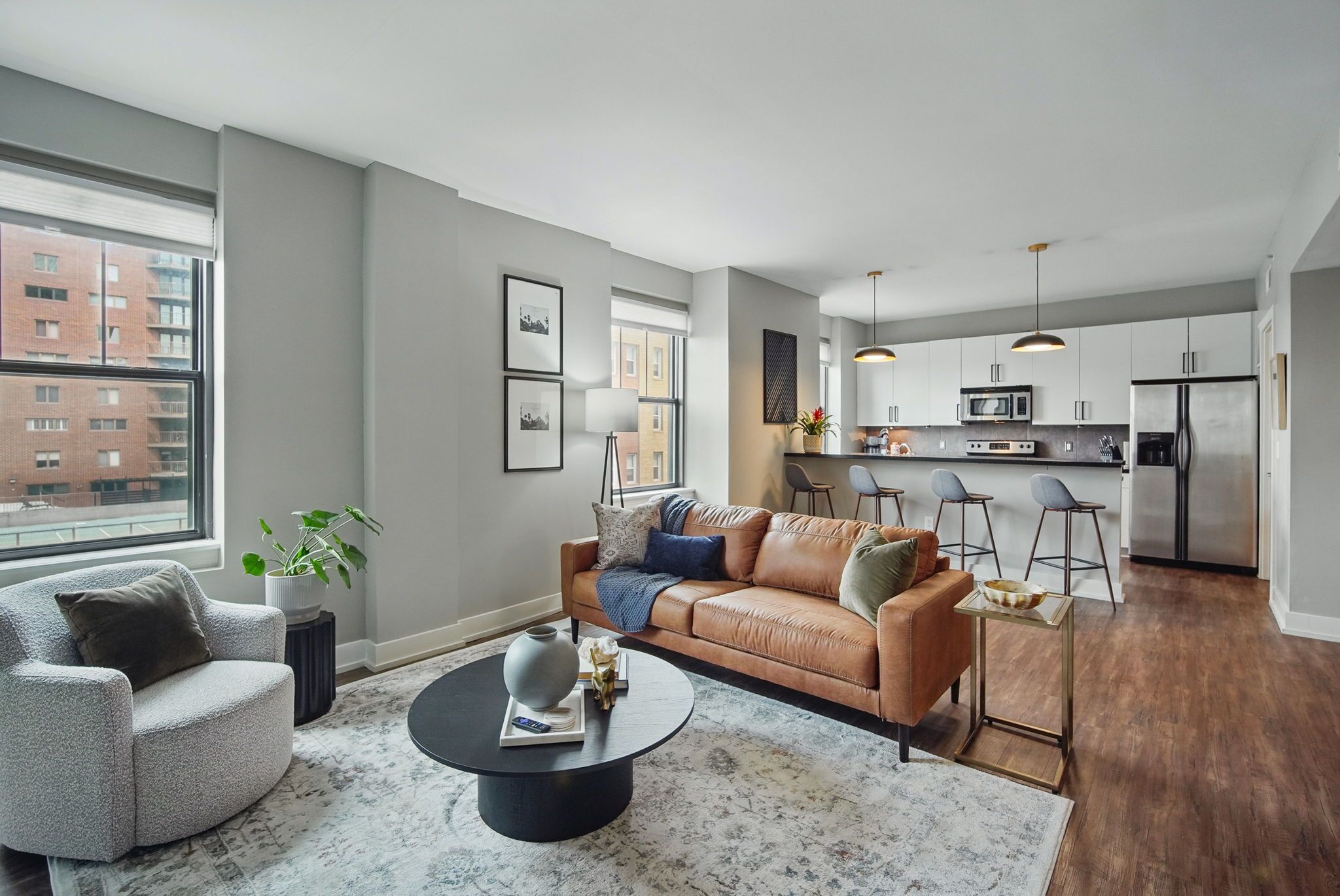 TV connectée, livres, chaîne hi-fi, espaces bureaux