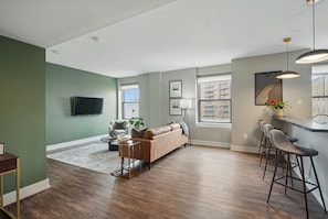 Smart TV, books, stereo, offices