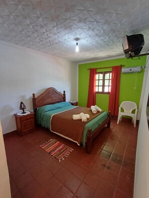 Comfort tweepersoonskamer, uitzicht op bergen | Gratis wifi, rolstoeltoegang