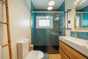 تجهيزات دش، مجففات شعر، مناشف، صابون