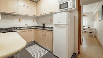 Fridge, microwave, oven, coffee/tea maker