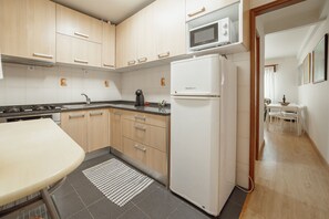 Fridge, microwave, oven, coffee/tea maker