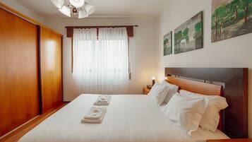 3 bedrooms, iron/ironing board, free WiFi, bed sheets