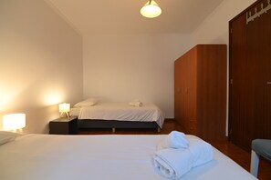 5 bedrooms, iron/ironing board, free WiFi, bed sheets