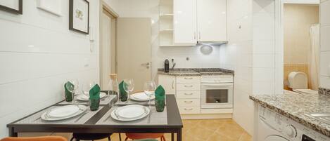 Frigorífico, microondas, horno y cafetera o tetera