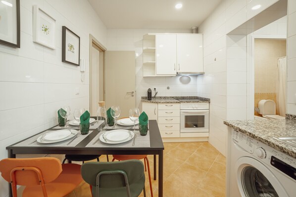 Fridge, microwave, oven, coffee/tea maker