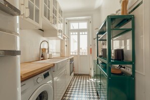 Kühlschrank, Mikrowelle, Ofen, Geschirrspüler