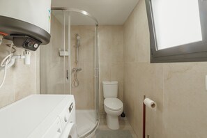 Shower, hair dryer, towels, soap - CITY CENTER COMFORT APARTMENT B by VACATIONY (Oporto)