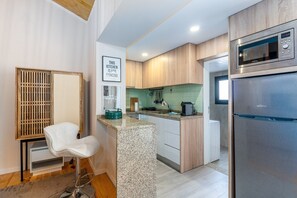 Fridge, microwave, oven, coffee/tea maker