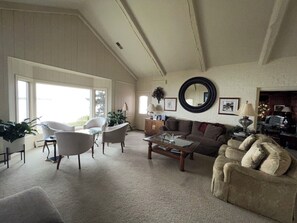 スマートテレビ、暖炉、書庫、PC モニター