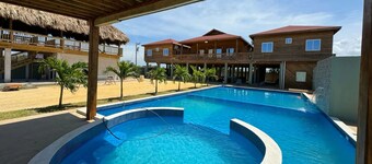 Cabaña de Playa en Puerto Castilla con 3 Habitaciones King y 2 Baños