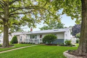 Exterior - Family Home Min to Zoo+FreeParking+Washer/Dryer+SelfCheckIn+4TVs (Omaha)