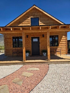 Exterior detail - Diamond Creek Cabin- newly finished, pet friendly, close to Cody (Cody)