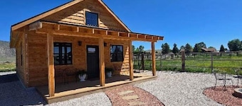 Diamond Creek Cabin- newly finished, pet friendly, close to Cody