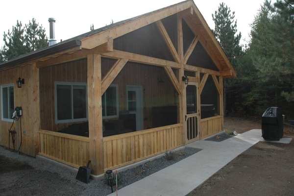 Screened in porch to enjoy a bug free outdoor experience while using the hot tub