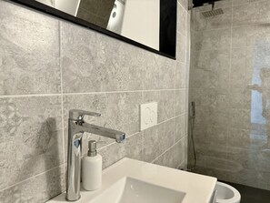 Shower, hair dryer, towels - Alla Foce Apartment (Imperia)