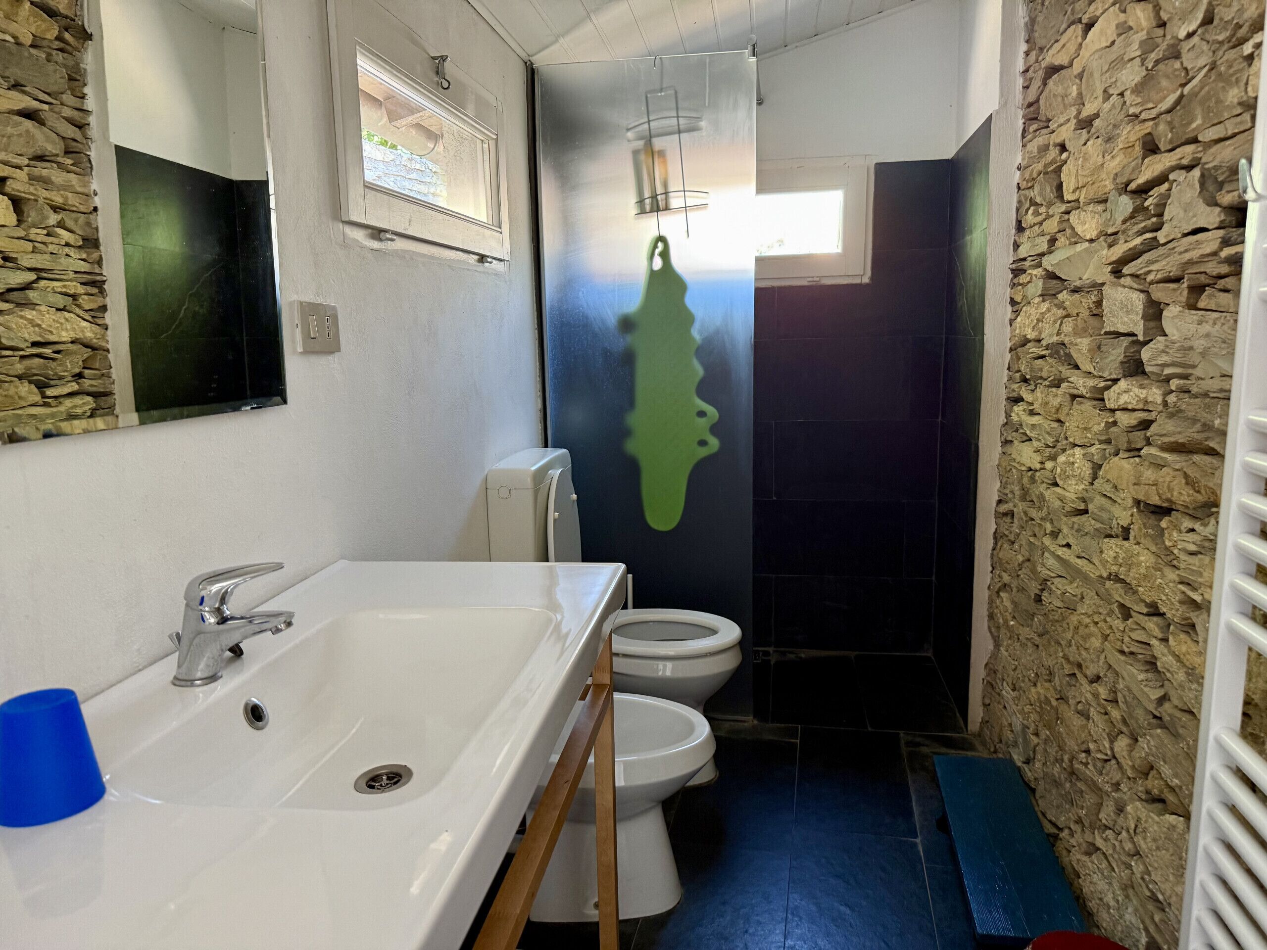 Douche, sèche-cheveux, serviettes fournies