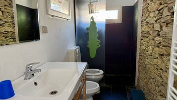 Douche, sĂšche-cheveux, serviettes fournies