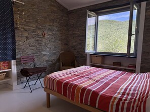 1 bedroom, bed sheets