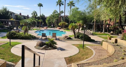 2-bedroom apartment in wonderful Phoenix with WiFi, pool, AC, close to the airpo