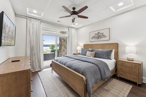 5 bedrooms, iron/ironing board, travel cot, free WiFi - Private Waterfront Home with Pool, Hot Tub - ideal for up to 16 (Denver)